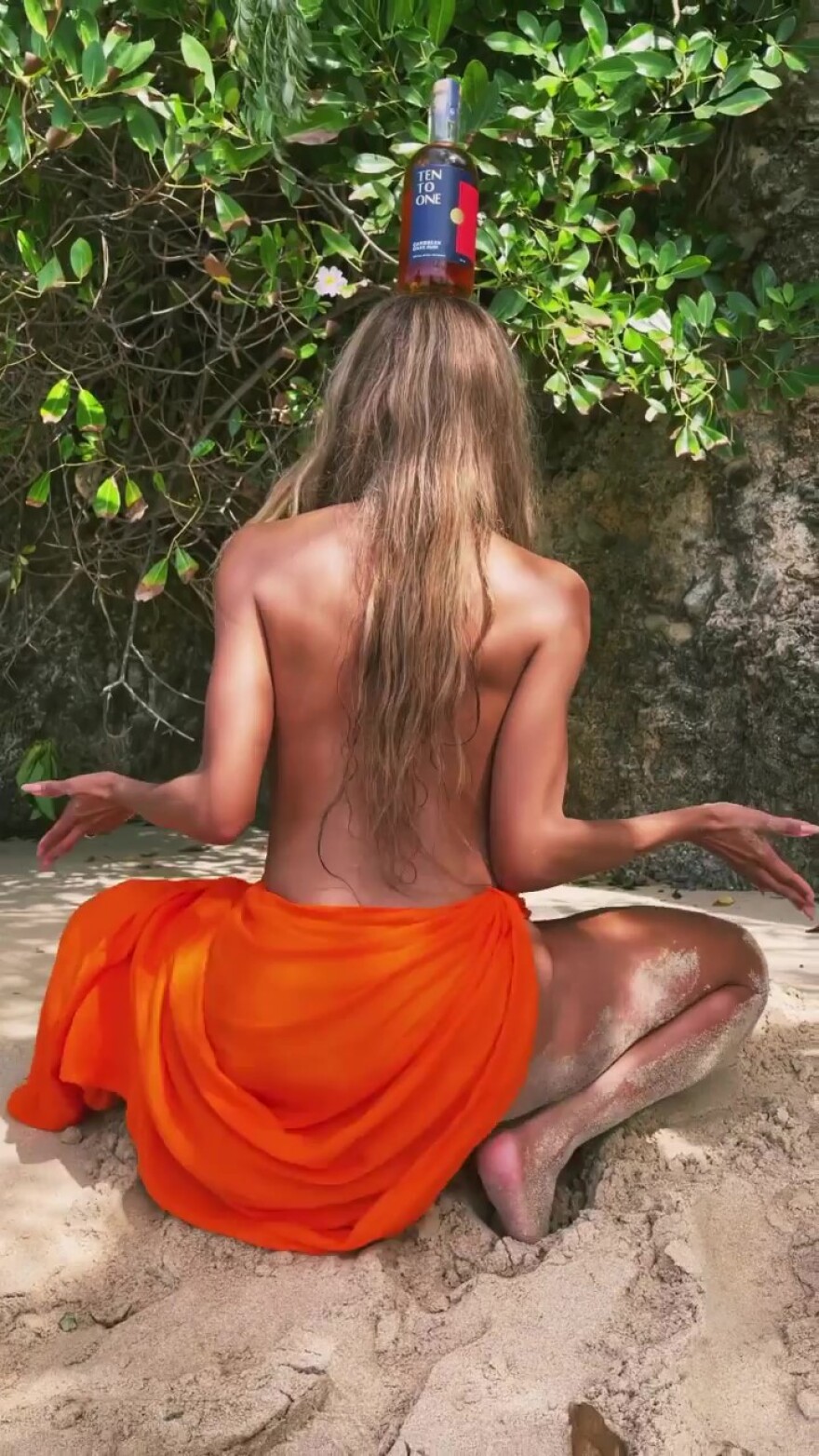 Γυμνή... πρόκληση ισορροπίας από την Αμερικανίδα τραγουδίστρια Ciara - Δείτε το βίντεο