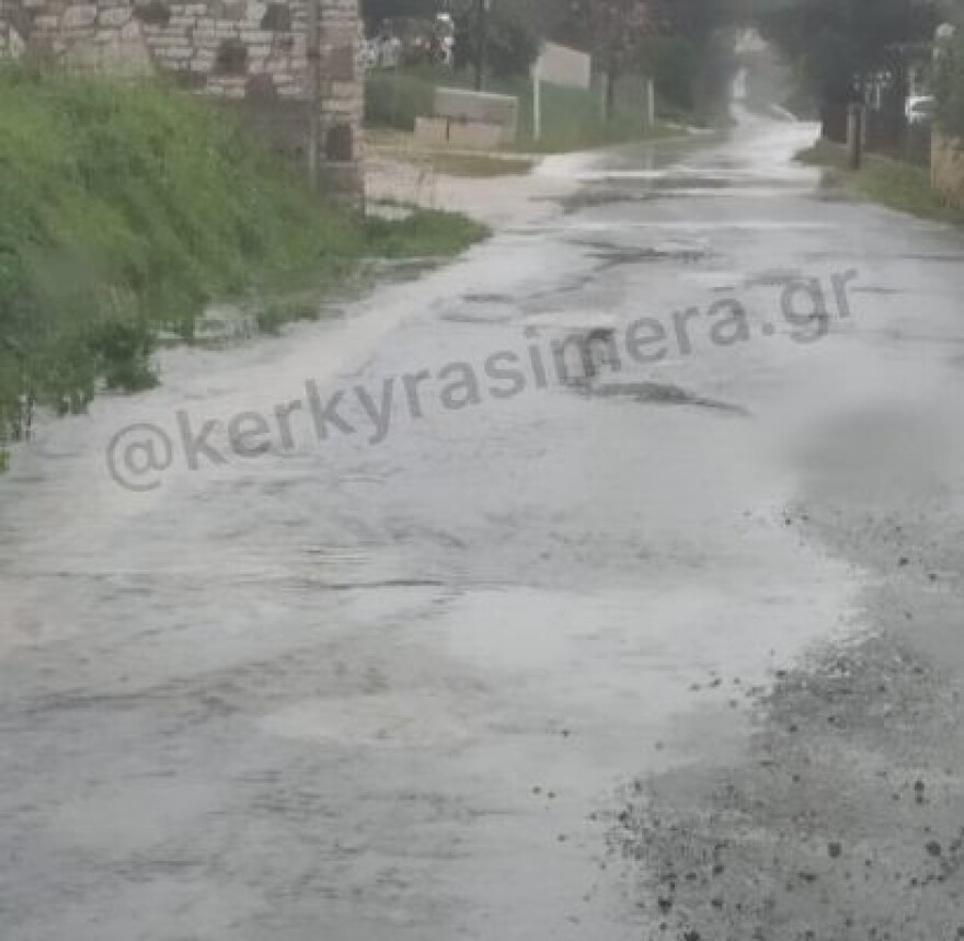 H κακοκαιρία «σαρώνει» τη χώρα, στα όρια υπερχείλισης ποτάμια, χείμαρροι οι δρόμοι, έσπασαν ρέματα και κινδύνευσαν σπίτια