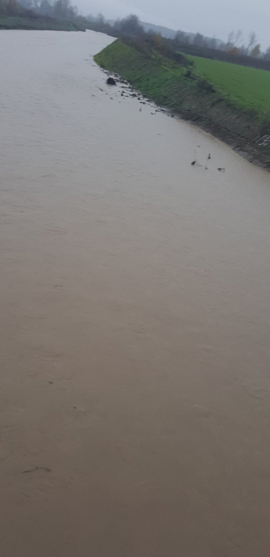 H κακοκαιρία «σαρώνει» τη χώρα, στα όρια υπερχείλισης ποτάμια, χείμαρροι οι δρόμοι, έσπασαν ρέματα και κινδύνευσαν σπίτια