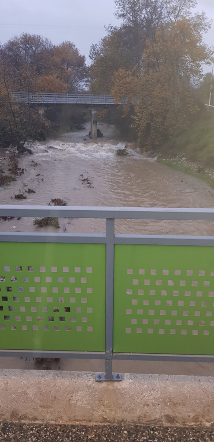 H κακοκαιρία «σαρώνει» τη χώρα, στα όρια υπερχείλισης ποτάμια, χείμαρροι οι δρόμοι, έσπασαν ρέματα και κινδύνευσαν σπίτια