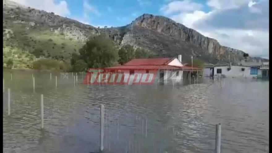 Αχαΐα: Πάνω από 1,5 μέτρο το ύψος του νερού στην Καλόγρια, απεγκλωβίζουν οικογένειες με... βάρκες! (βίντεο και φωτογραφίες)