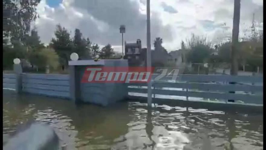Αχαΐα: Πάνω από 1,5 μέτρο το ύψος του νερού στην Καλόγρια, απεγκλωβίζουν οικογένειες με... βάρκες! (βίντεο και φωτογραφίες)