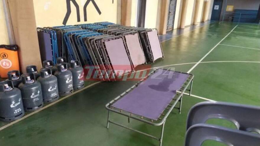 Αχαΐα: Πάνω από 1,5 μέτρο το ύψος του νερού στην Καλόγρια, απεγκλωβίζουν οικογένειες με... βάρκες! (βίντεο και φωτογραφίες)