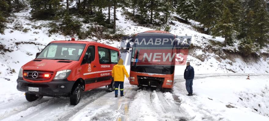 Καλάβρυτα: Ακινητοποιημένο στα χιόνια τουριστικό λεωφορείο με 30 επιβάτες (φωτογραφίες)