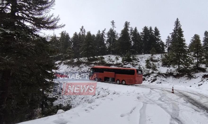 Καλάβρυτα: Ακινητοποιημένο στα χιόνια τουριστικό λεωφορείο με 30 επιβάτες (φωτογραφίες)