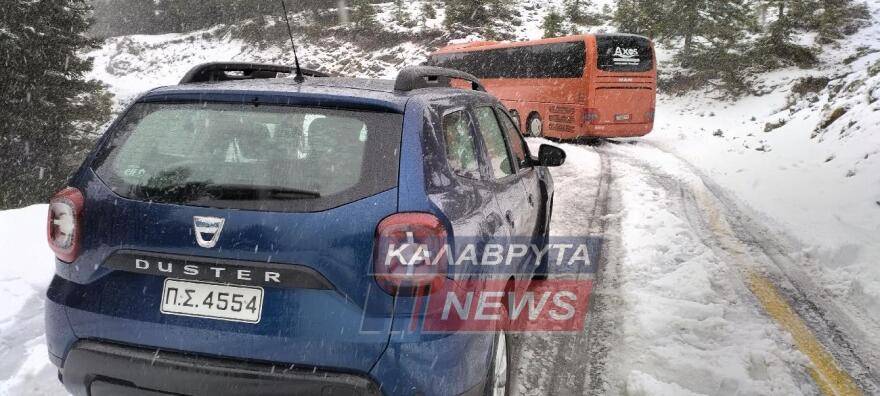 Καλάβρυτα: Ακινητοποιημένο στα χιόνια τουριστικό λεωφορείο με 30 επιβάτες (φωτογραφίες)