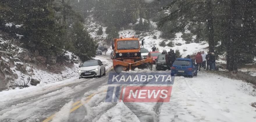 Καλάβρυτα: Ακινητοποιημένο στα χιόνια τουριστικό λεωφορείο με 30 επιβάτες (φωτογραφίες)