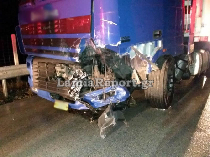 Δομοκός: Σοβαρό τροχαίο με δύο τραυματίες σε σύγκρουση οχήματος με νταλίκα (φωτογραφίες)