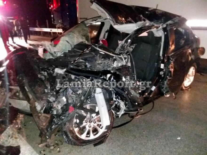 Δομοκός: Σοβαρό τροχαίο με δύο τραυματίες σε σύγκρουση οχήματος με νταλίκα (φωτογραφίες)