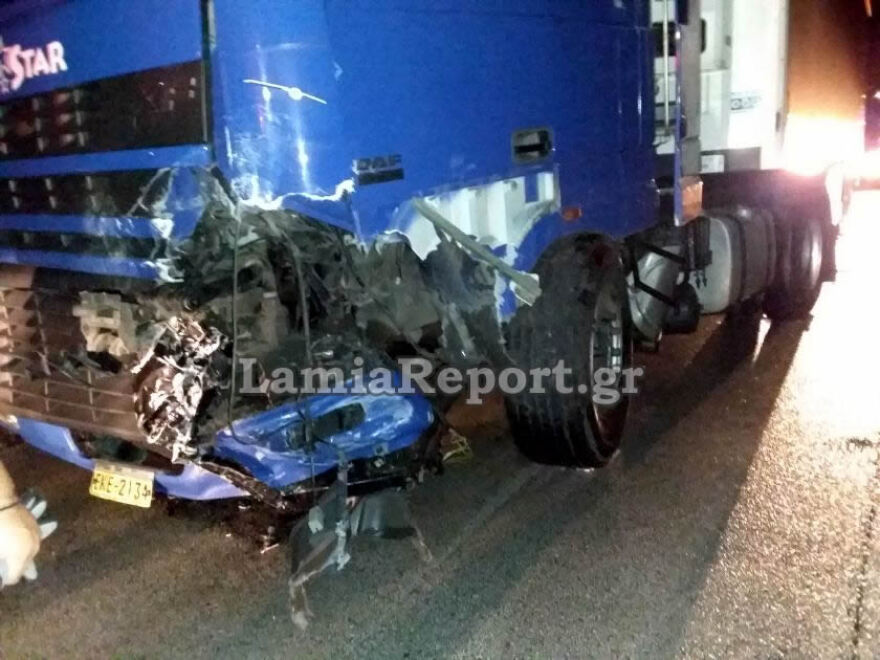 Δομοκός: Σοβαρό τροχαίο με δύο τραυματίες σε σύγκρουση οχήματος με νταλίκα (φωτογραφίες)