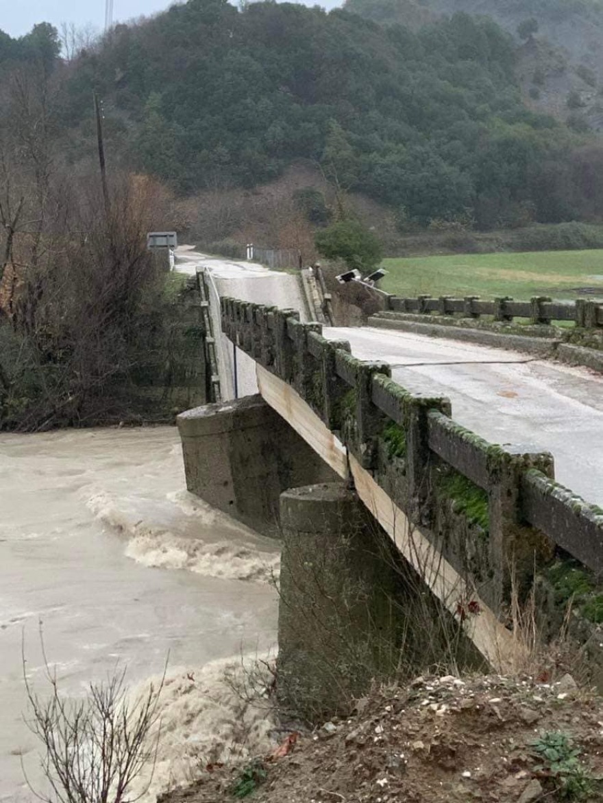 Σε κλοιό κακοκαιρίας η χώρα με σφοδρούς ανέμους, πλημμύρες, υπερχείλιση ποταμών - Πού θα χτυπήσει την Κυριακή 