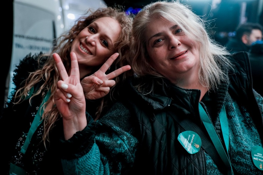 Πανηγυρισμοί έξω από τη Χαριλάου Τρικούπη και το γραφείο Ανδρουλάκη: «Καλημέρα ήλιε καλημέρα» 