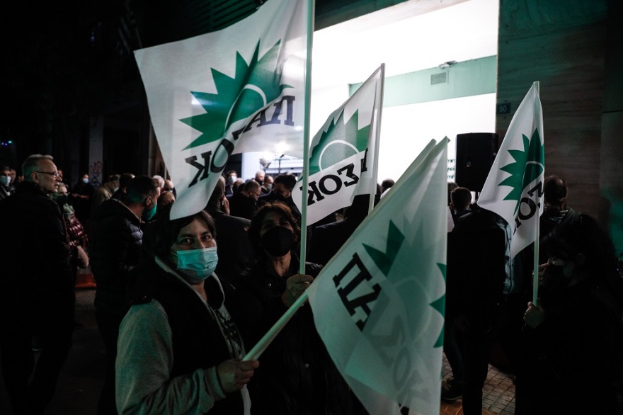 Πανηγυρισμοί έξω από τη Χαριλάου Τρικούπη και το γραφείο Ανδρουλάκη: «Καλημέρα ήλιε καλημέρα» 