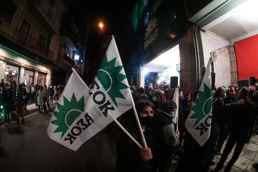 Πανηγυρισμοί έξω από τη Χαριλάου Τρικούπη και το γραφείο Ανδρουλάκη: «Καλημέρα ήλιε καλημέρα» 