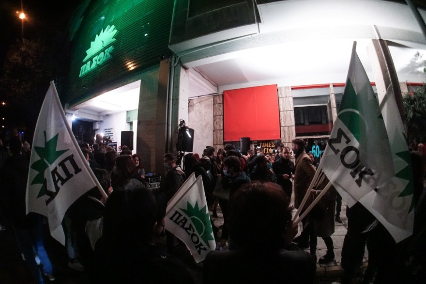 Πανηγυρισμοί έξω από τη Χαριλάου Τρικούπη και το γραφείο Ανδρουλάκη: «Καλημέρα ήλιε καλημέρα» 