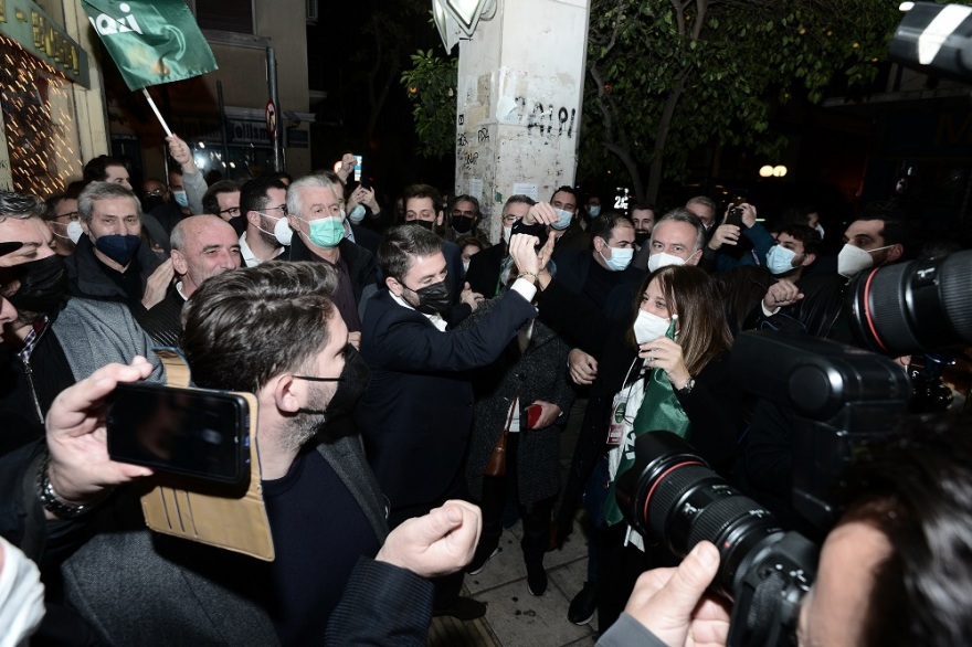 Πανηγυρισμοί έξω από τη Χαριλάου Τρικούπη και το γραφείο Ανδρουλάκη: «Καλημέρα ήλιε καλημέρα» 