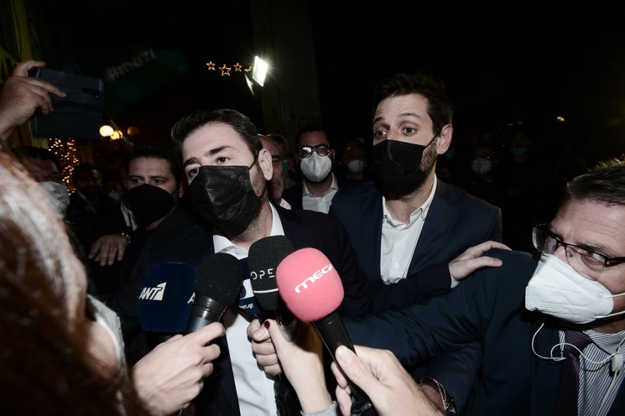 Πανηγυρισμοί έξω από τη Χαριλάου Τρικούπη και το γραφείο Ανδρουλάκη: «Καλημέρα ήλιε καλημέρα» 