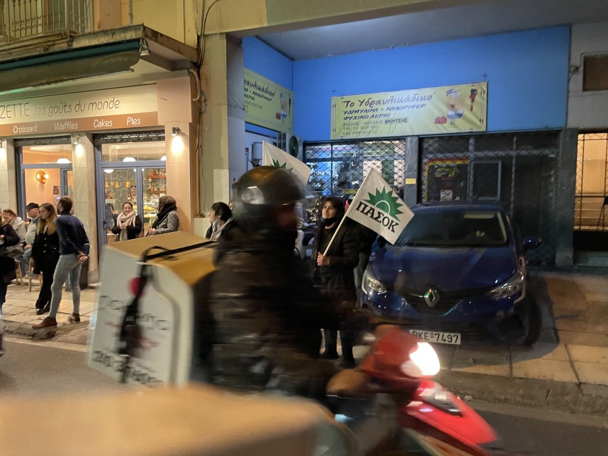 Πανηγυρισμοί έξω από τη Χαριλάου Τρικούπη και το γραφείο Ανδρουλάκη: «Καλημέρα ήλιε καλημέρα» 