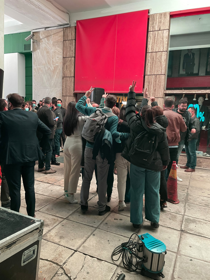 Πανηγυρισμοί έξω από τη Χαριλάου Τρικούπη και το γραφείο Ανδρουλάκη: «Καλημέρα ήλιε καλημέρα» 