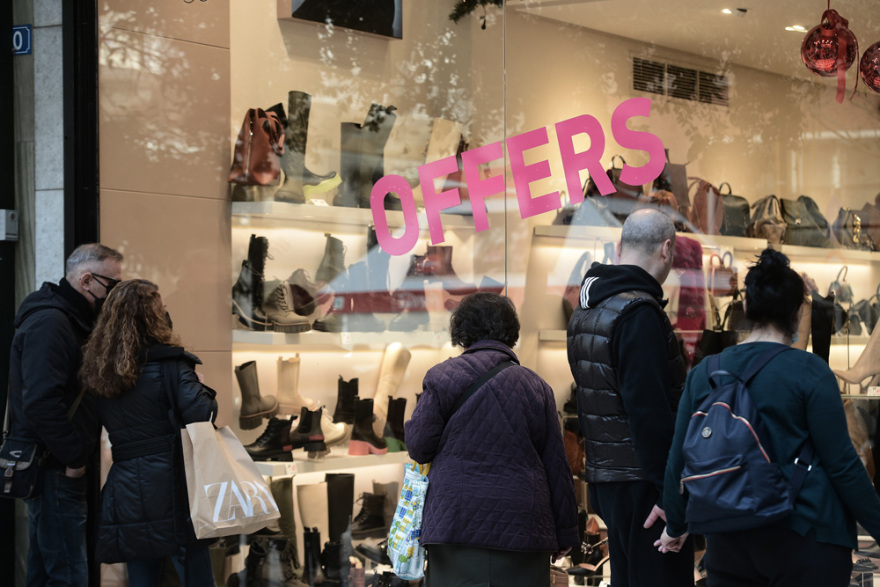 Κοσμοσυρροή στην Ερμού - Ανοιχτά τα εμπορικά καταστήματα