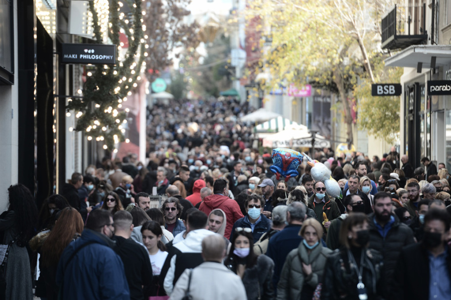 Κοσμοσυρροή στην Ερμού - Ανοιχτά τα εμπορικά καταστήματα