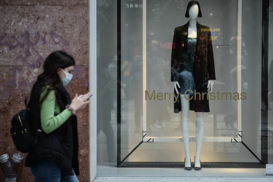 Κοσμοσυρροή στην Ερμού - Ανοιχτά τα εμπορικά καταστήματα