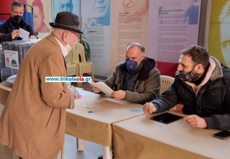 Τρίκαλα: Παππούς 101 ετών πήγε να ψηφίσει για το ΠΑΣΟΚ (βίντεο)