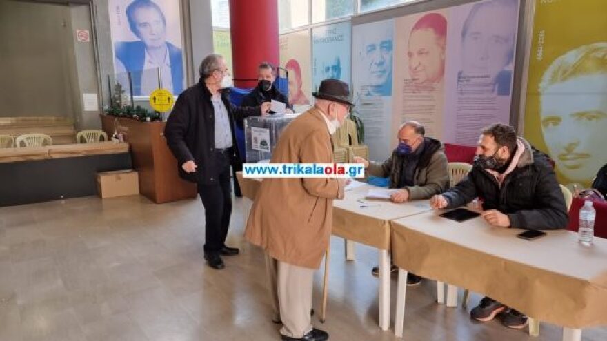 Τρίκαλα: Παππούς 101 ετών πήγε να ψηφίσει για το ΠΑΣΟΚ (βίντεο)