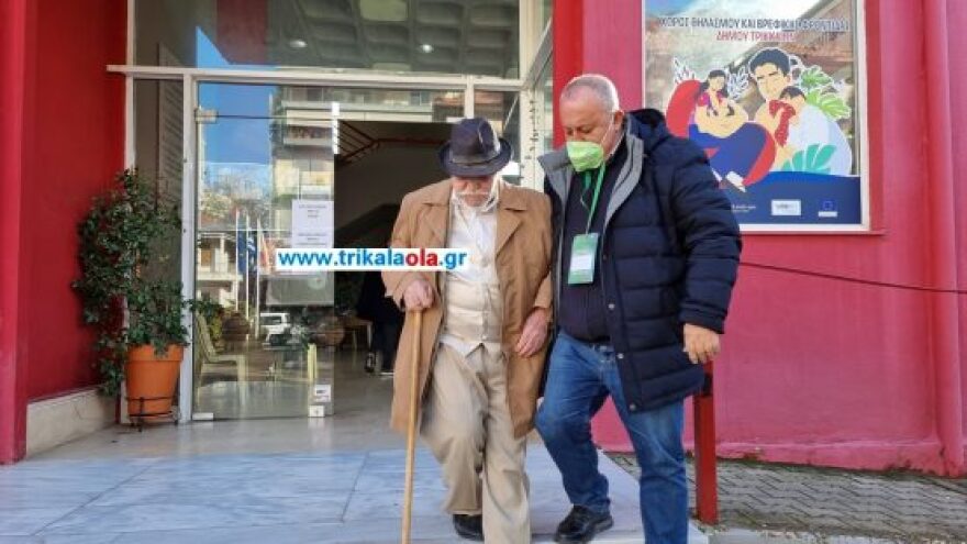 Τρίκαλα: Παππούς 101 ετών πήγε να ψηφίσει για το ΠΑΣΟΚ (βίντεο)