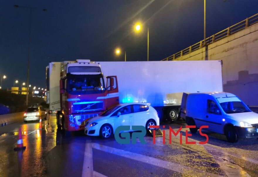 Θεσσαλονίκη: Δύο νταλίκες συγκρούστηκαν στο Δερβένι (βίντεο και φωτογραφίες)