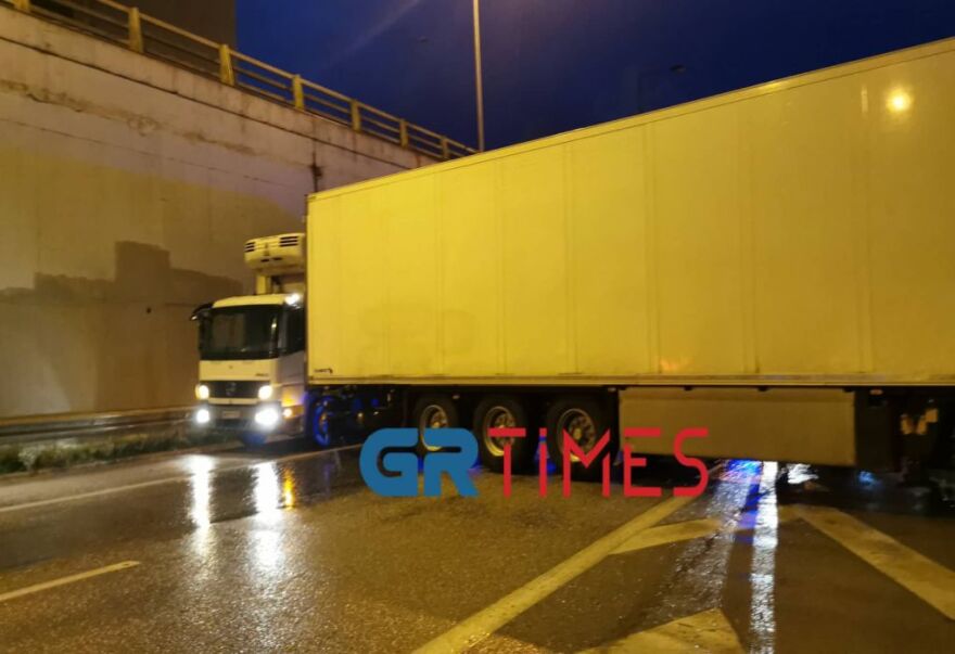 Θεσσαλονίκη: Δύο νταλίκες συγκρούστηκαν στο Δερβένι (βίντεο και φωτογραφίες)