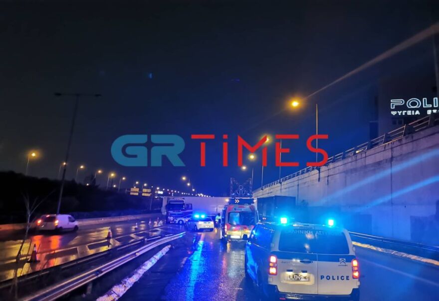 Θεσσαλονίκη: Δύο νταλίκες συγκρούστηκαν στο Δερβένι (βίντεο και φωτογραφίες)