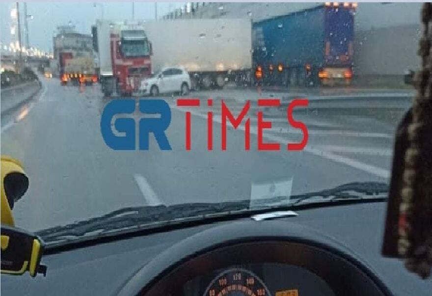 Θεσσαλονίκη: Δύο νταλίκες συγκρούστηκαν στο Δερβένι (βίντεο και φωτογραφίες)