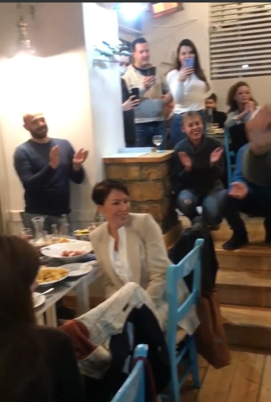 Το ζεϊμπέκικο της ήττας: Ο Γιώργος Παπανδρέου χόρεψε τη «Συννεφιασμένη Κυριακή» 