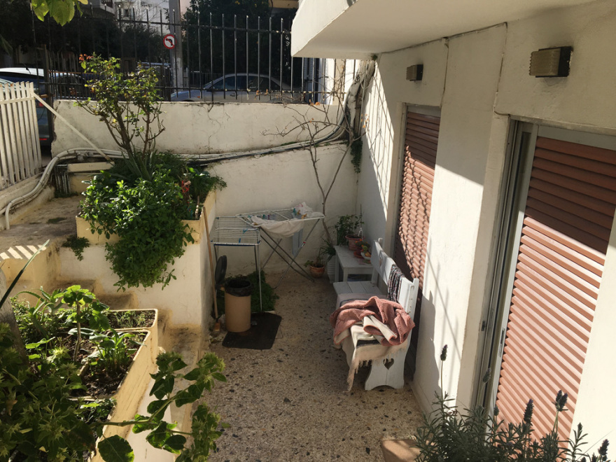 Θρίλερ στο Μενίδι: Βίντεο – ντοκουμέντο με τον άντρα που απειλούσε να σκοτώσει τη μητέρα του και μαχαίρωσε αστυνομικό 