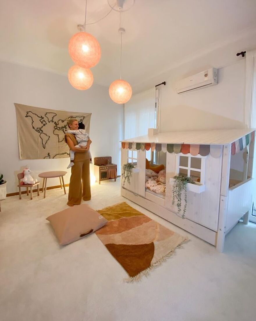 H Χριστίνα Κοντοβά επέστρεψε στην Ελλάδα με την κόρη της Ada