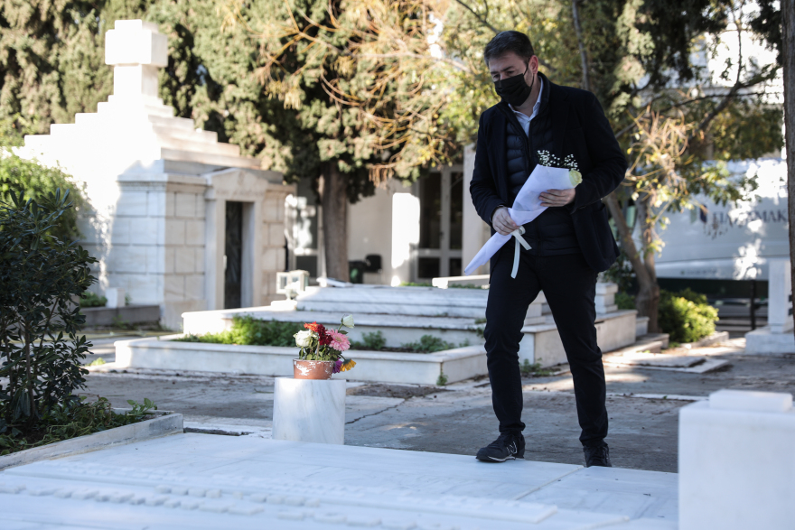 Νίκος Ανδρουλάκης: Άφησε λουλούδια στους τάφους της Φώφης Γεννηματά και του Ανδρέα Παπανδρέου