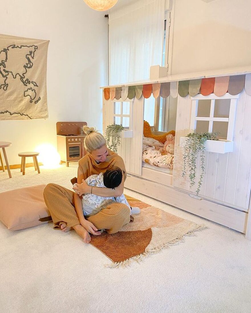 H Χριστίνα Κοντοβά επέστρεψε στην Ελλάδα με την κόρη της Ada