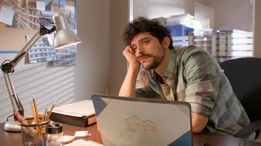 «Άσε μας ρε μαμά»: H Έλλη δίνει στον Δημήτρη τον χώρο που χρειάζεται για να μιλήσει με τη Ρωξάνη