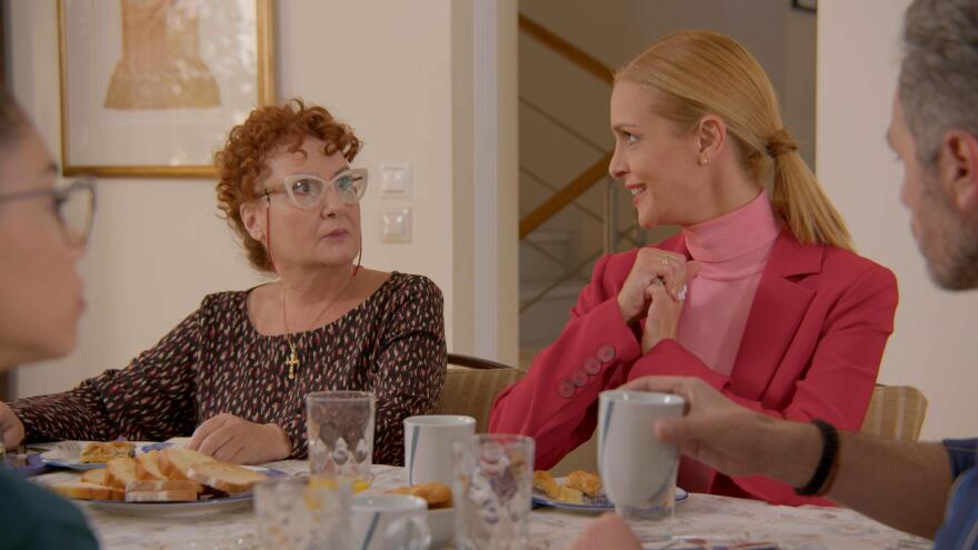 «Άσε μας ρε μαμά»: H Έλλη δίνει στον Δημήτρη τον χώρο που χρειάζεται για να μιλήσει με τη Ρωξάνη