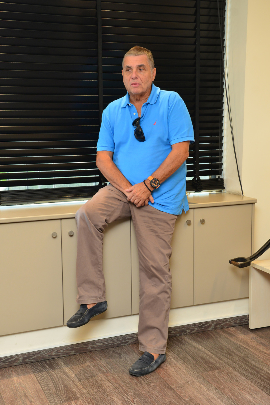  To life story του Γιώργου Τράγκα, από τη «Βραδυνή» του Τζώρτζη Αθανασιάδη στο κόμμα των αντιεμβολιαστών