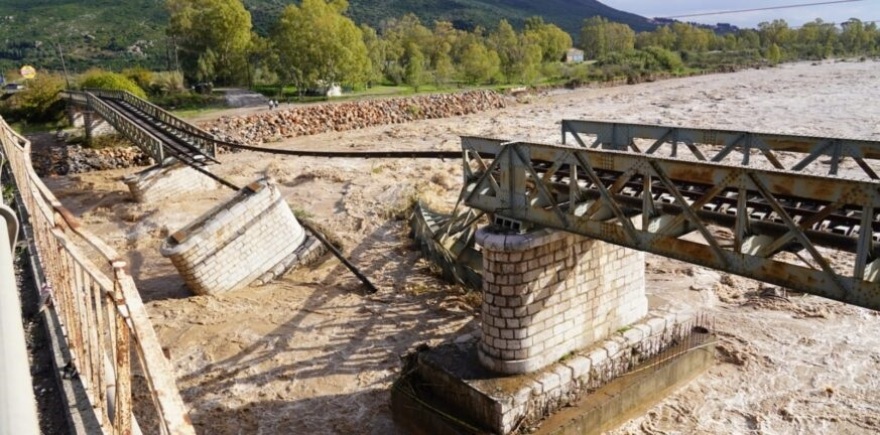 Χωρίς νερό το Μεσολόγγι, «αποκλεισμένα» χωριά από την πτώση της γέφυρας στον Εύηνο