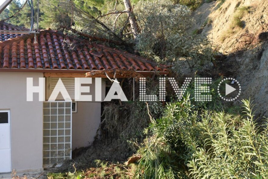 Ηλεία: Κατολίσθηση στο Κατάκολο - Δέντρο προσγειώθηκε πάνω σε σπίτι