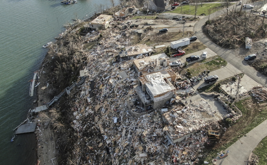 ΗΠΑ: Επίσκεψη Μπάιντεν στα συντρίμια που άφησαν οι φονικοί ανεμοστρόβιλοι