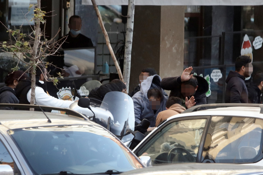 Θεσσαλονίκη: Άγριο ξύλο μεταξύ τσιγγάνων έξω από το δικαστικό μέγαρο