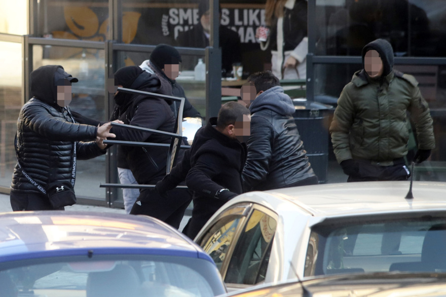 Θεσσαλονίκη: Άγριο ξύλο μεταξύ τσιγγάνων έξω από το δικαστικό μέγαρο