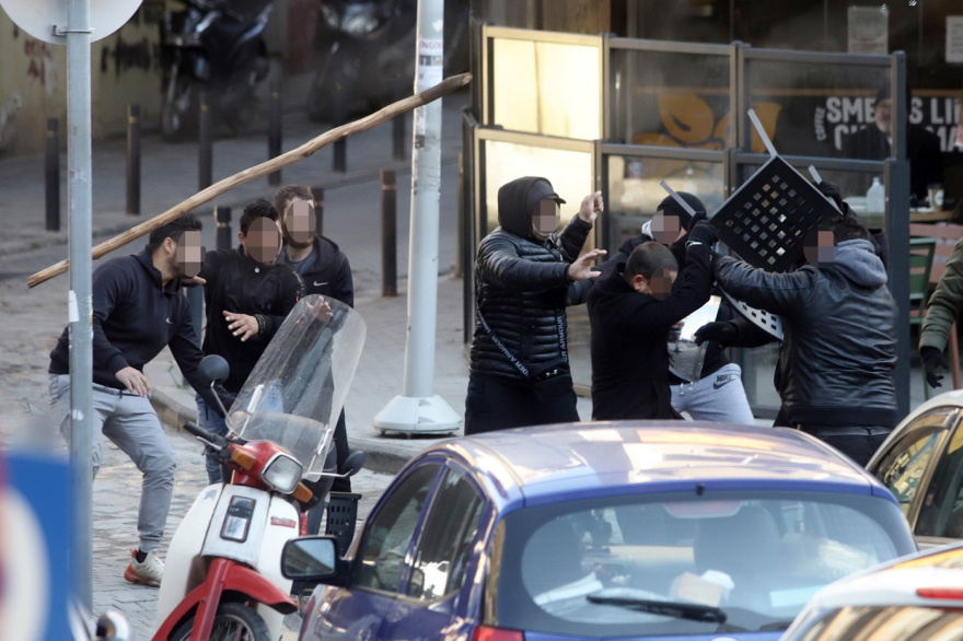 Θεσσαλονίκη: Άγριο ξύλο μεταξύ τσιγγάνων έξω από το δικαστικό μέγαρο