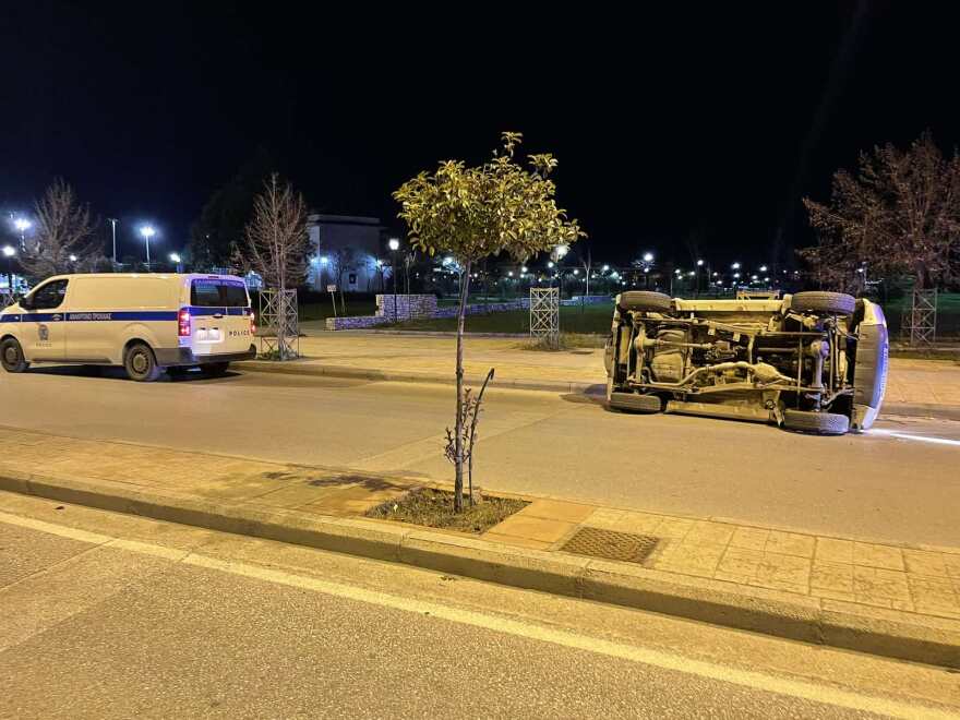 Πορεία τρόμου για αυτοκίνητο που «τούμπαρε» σε δρόμο της Λάρισας - Δείτε φωτογραφίες