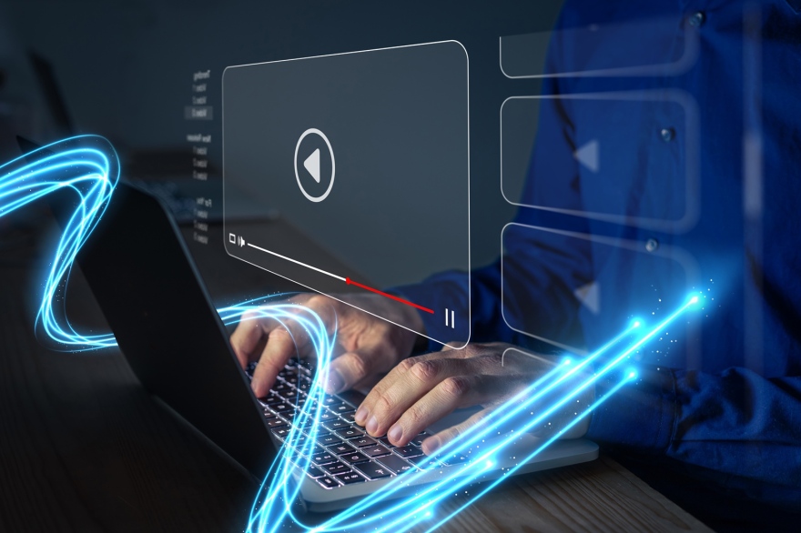 ΟΤΕ: Το γρήγορο internet και οι οπτικές ίνες «χτυπούν την πόρτα» σε 3 εκατομμύρια σπίτια και επιχειρήσεις