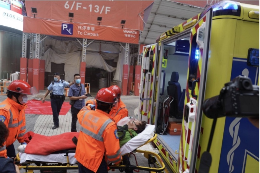 Χονγκ Κονγκ: Πυρκαγιά στο Παγκόσμιο Κέντρο Εμπορίου – Εγκλωβίστηκαν πάνω από 300 άτομα